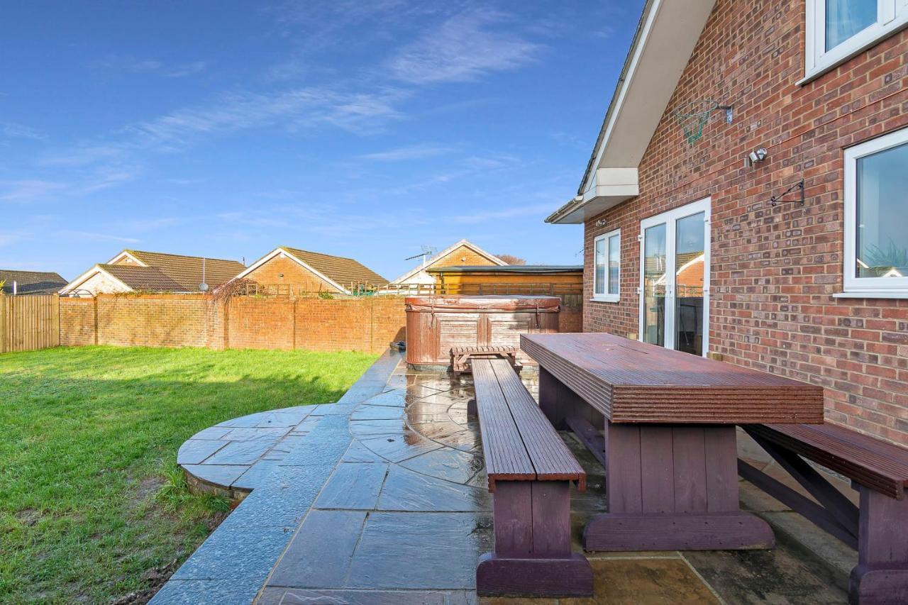 The Roost Group - 8-Bed Home - Hot Tub Wifi Parking Gravesend Exterior photo